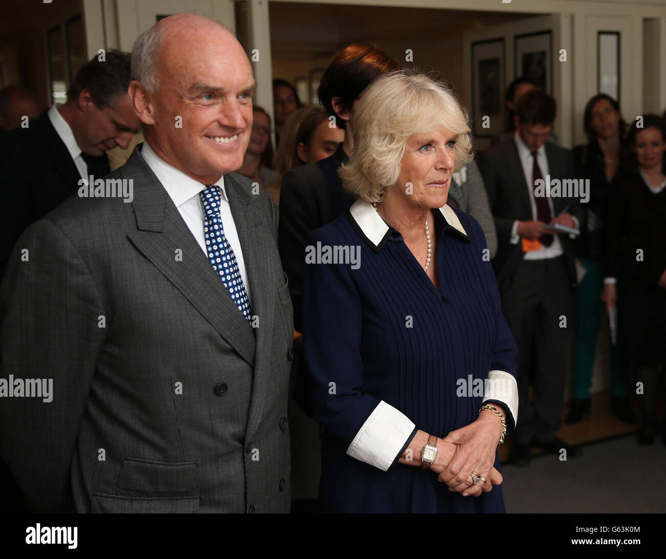 La duquesa de Cornwall está con Nicholas Coleridge, Presidente de Conde Nast International durante una fiesta de té de caridad para los partidarios de Maggie's Centers en Vogue House, Londres. Foto de stock