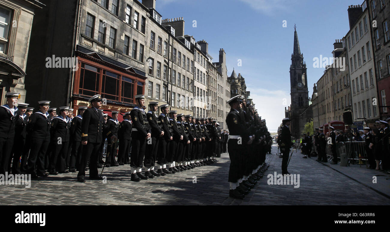 HMS Edinburgh Privilege Parade para ejercer la libertad de la ciudad del barco en Edimburgo, Escocia. Foto de stock