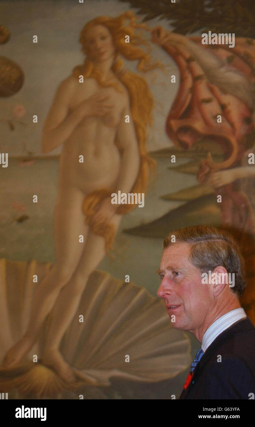 El Príncipe de Gales con el nacimiento de Venus de Botticelli, una de las varias obras maestras que está viendo en la Galería Uffizi, Florencia. Es el primer día de la gira cultural oficial del Príncipe en Italia, que también se lleva a Nápoles y Roma más tarde en la semana. Foto de stock