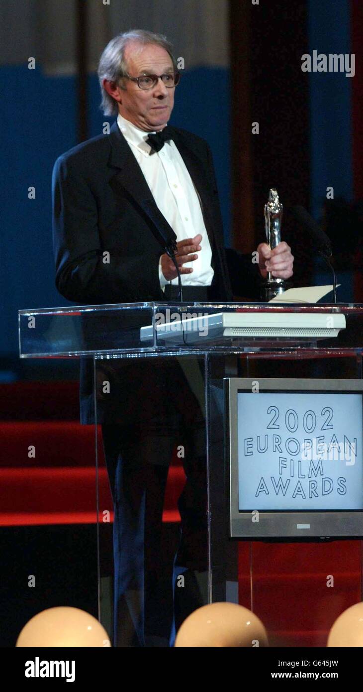 Ken Loach, con su premio Critic's Choice para Sweet Sixteen, durante los European Film Awards 2002, en el Teatro dell'Opera di Roma, Roma, Italia. Foto de stock