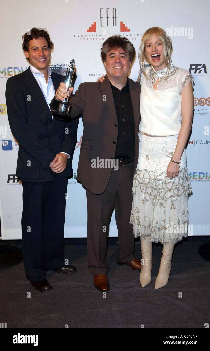 Pedro Almodovar con el Premio People's Choice al mejor Director Europeo, flanqueado por Ioan Gruffudd y Alice Evans durante los European Film Awards 2002, en el Teatro dell'Opera di Roma, Roma, Italia. Foto de stock