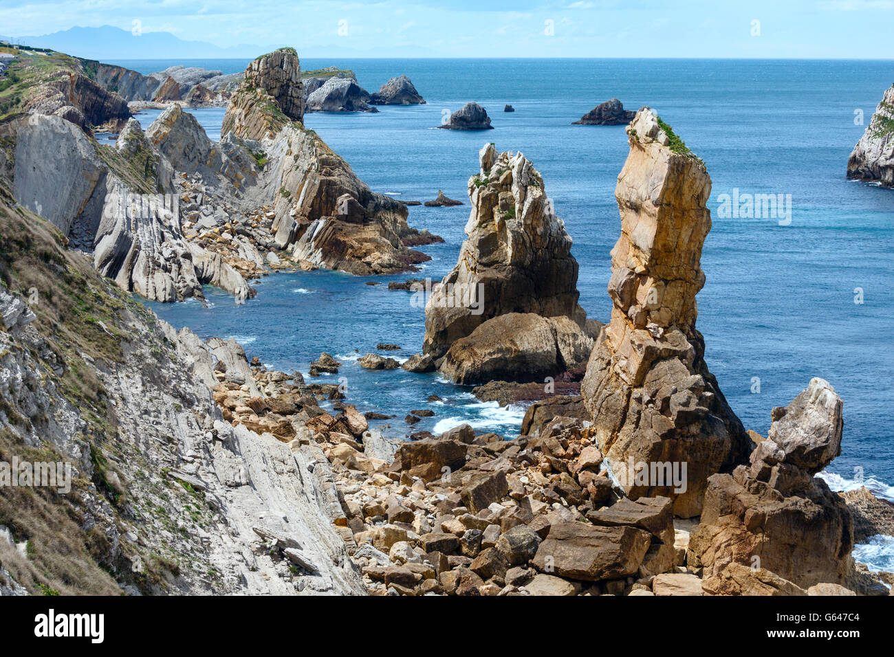 Océano Atlántico costa rocosa cerca de la playa de Portio, (Pielagos, Cantabria, España) Foto de stock