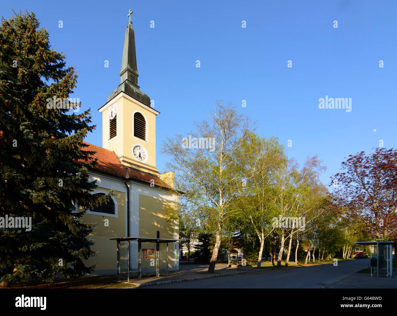 Iglesia Hl . Rosalia en square ira en Seyring, Gerasdorf bei Wien, Austria, Niederösterreich, Baja Austria, Weinviertel Foto de stock