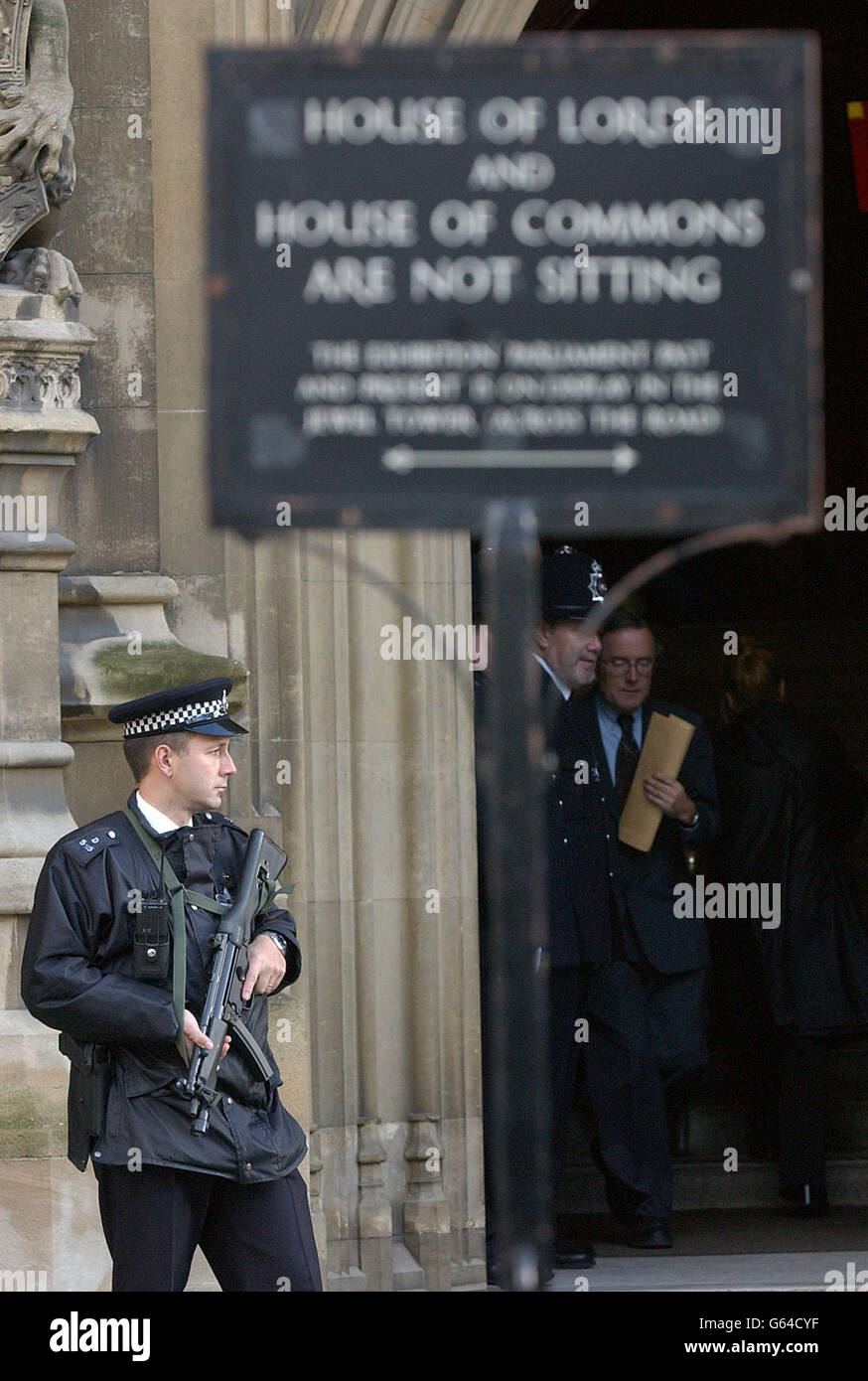 Un policía tiene un arma semiautomática frente al Palacio de Westminster antes de la apertura del parlamento en Londres. La Reina Isabel II de Gran Bretaña estaba esbozando los planes del Gobierno para la legislación del año próximo. Foto de stock