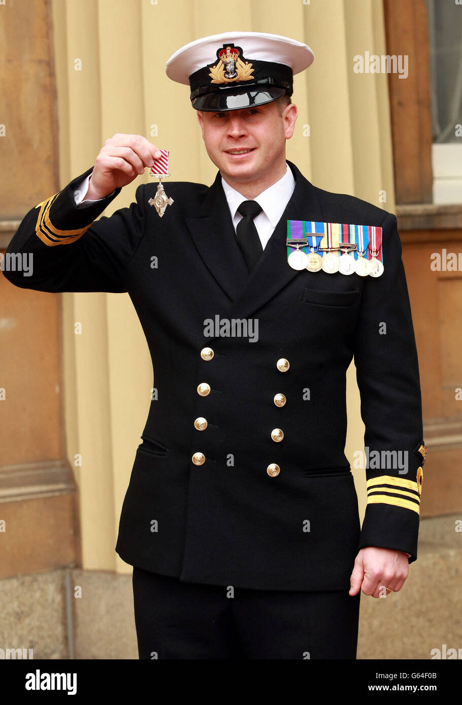 Teniente Comandante Craig Sweeney después de recibir la Cruz de la Fuerza Aérea del Príncipe de Gales en una ceremonia de investidura en el Palacio de Buckingham, en el centro de Londres. Foto de stock