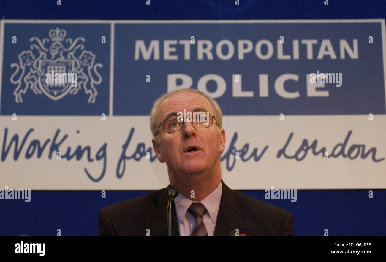Bill Griffiths, subcomisario adjunto de la Policía Metropolitana, preside  una conferencia de prensa en Scotland Yard. * la policía anunció que no hay  suficientes pruebas para proceder con los cargos contra John