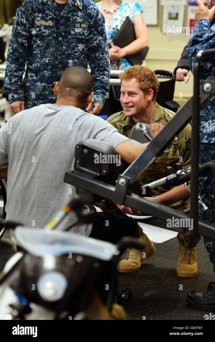 El Príncipe Harry habla con un soldado del Ejército de los Estados Unidos que ha perdido ambas piernas, durante una visita al Centro médico Militar Nacional Walter Reed en Washington, durante el segundo día de su gira de siete días a los Estados Unidos. Foto de stock
