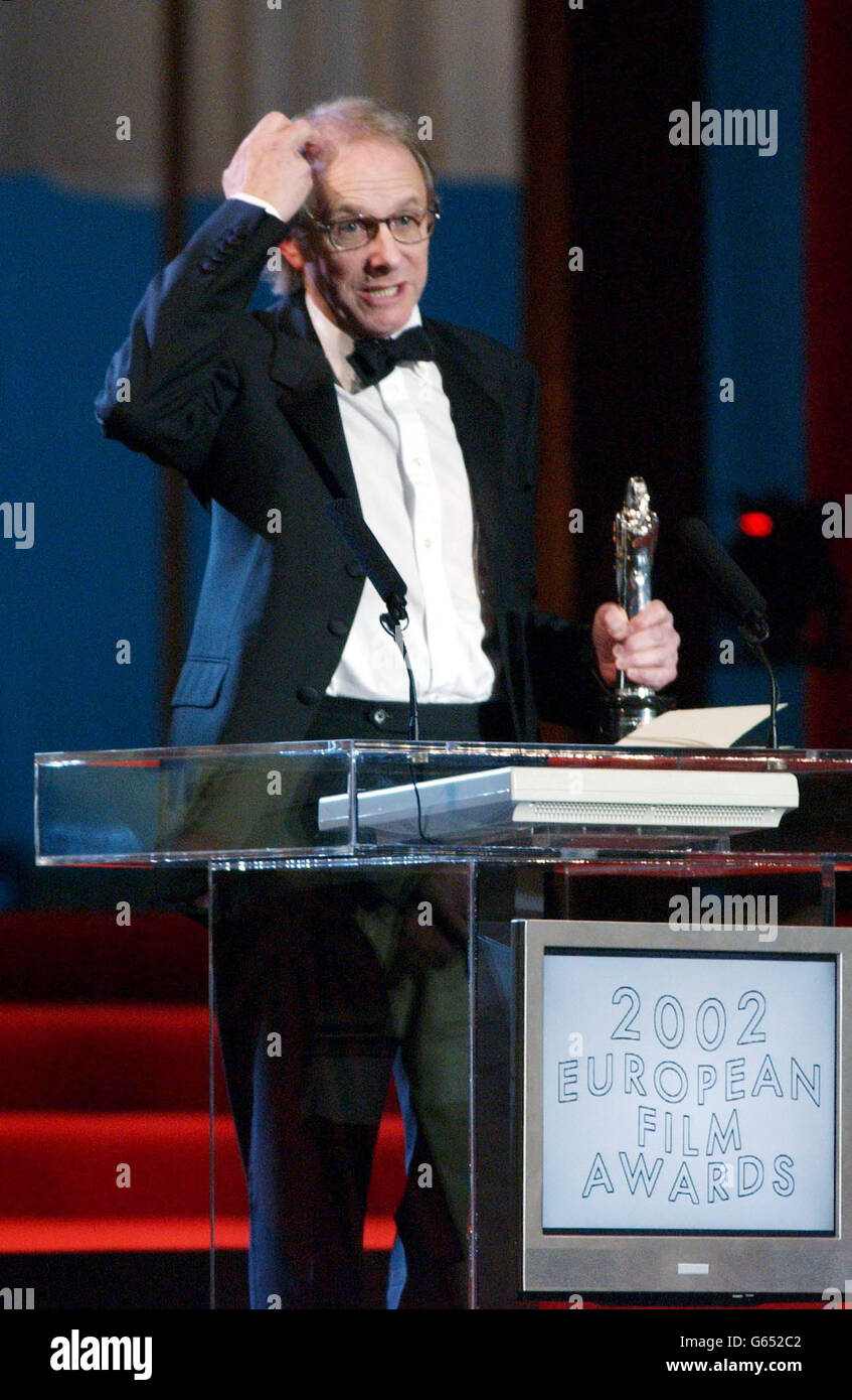 El director británico Ken Loach, recibe su premio Critic's Choice para Sweet Sixteen, durante los European Film Awards 2002, en el Teatro dell'Opera di Roma, Roma, Italia. Foto de stock