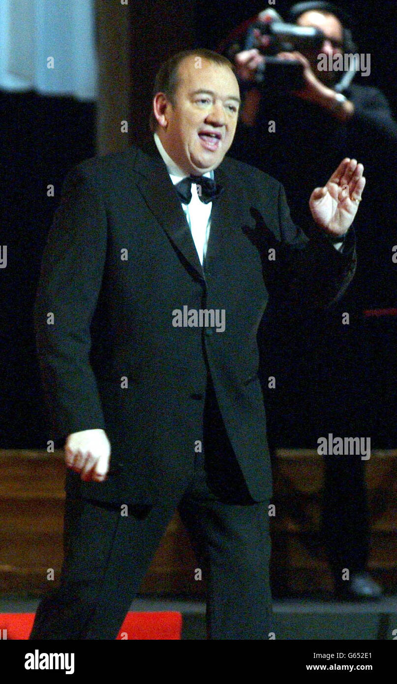 El comediante británico Mel Smith, que organizó la ceremonia de entrega de premios en el escenario durante los European Film Awards 2002, en el Teatro dell'Opera di Roma, Roma, Italia. Foto de stock