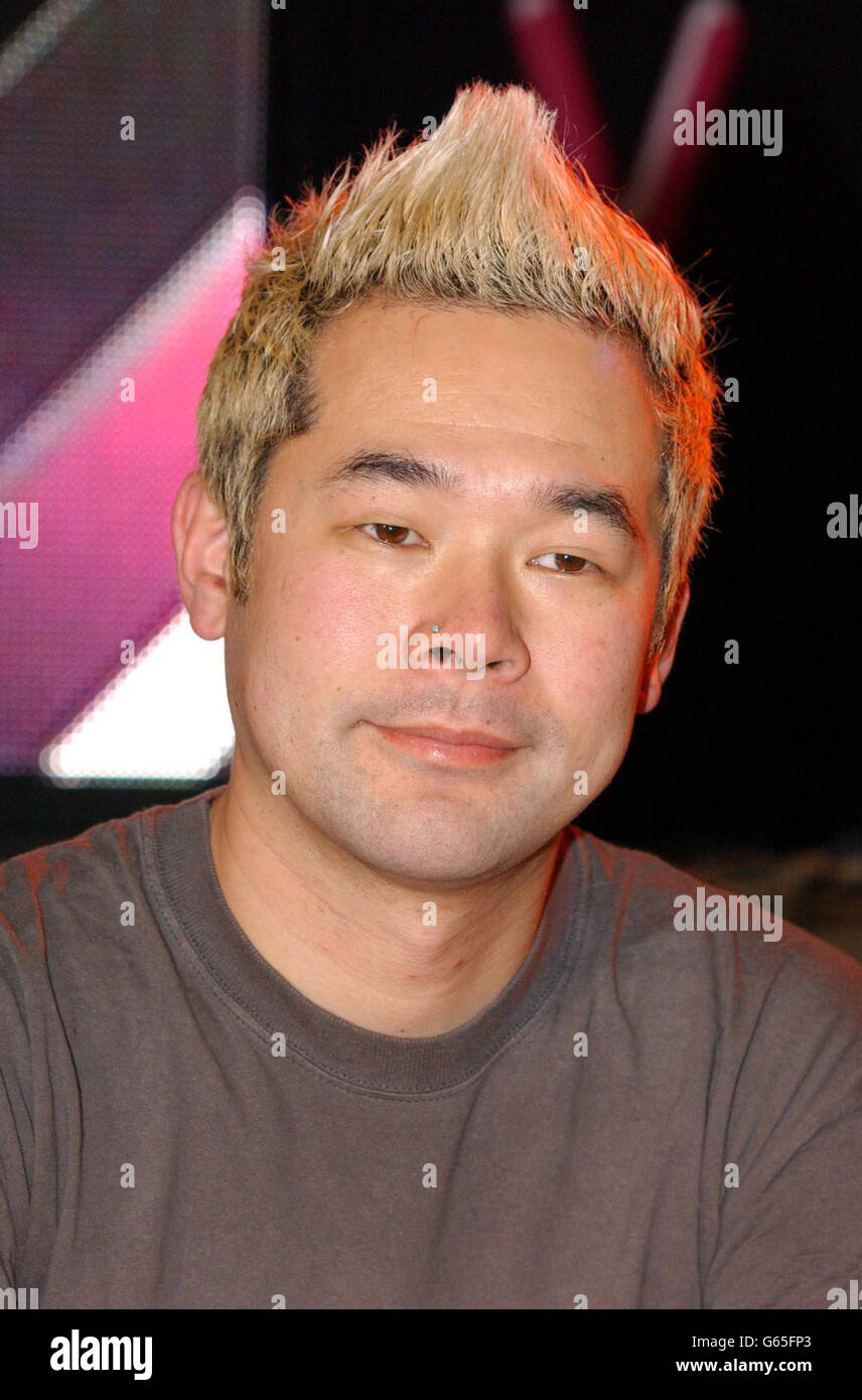 Taka Hirose Bajista De La Banda Feeder Interpretando Un Set En Vivo En La Tienda Hmv En Oxford Street Londres Fotografia De Stock Alamy