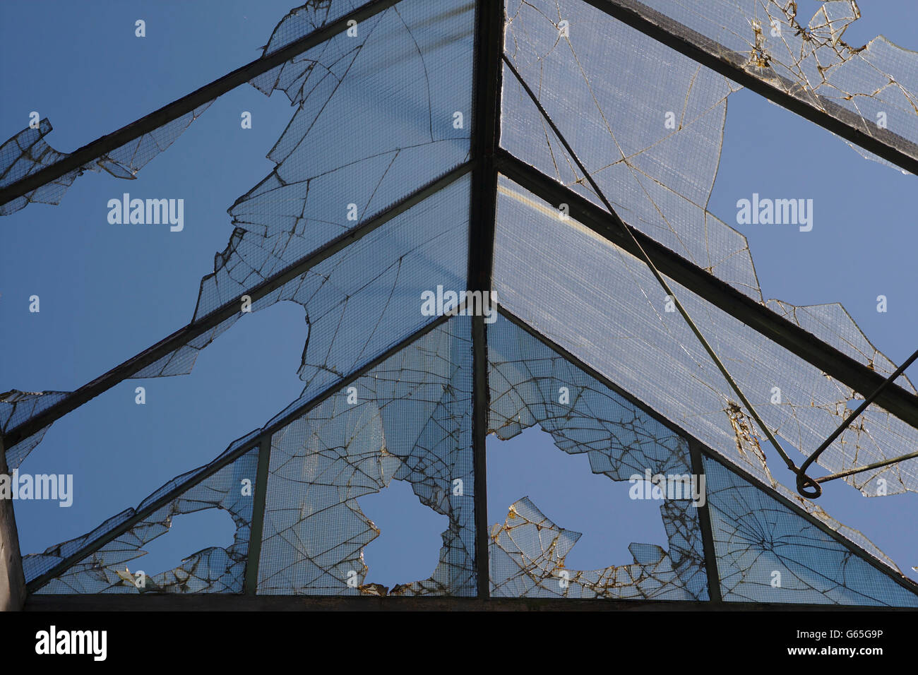 Techo de cristal roto fotografías e imágenes de alta resolución - Alamy