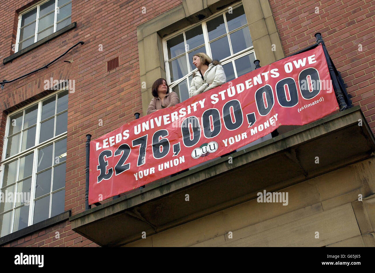 Los estudiantes de la Universidad de Leeds ilustran su deuda aproximada actual mostrando una pancarta en las oficinas de la Unión de estudiantes Universitarios en el campus de Leeds, después de que el Gobierno laborista esbozara sus planes para la financiación de la Universidad al Parlamento. Foto de stock