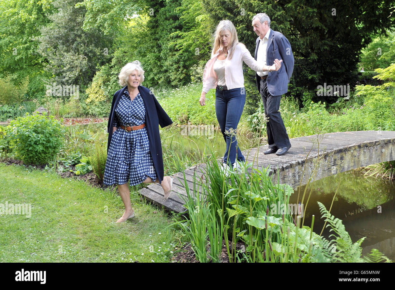La duquesa de Cornwall con el baterista de Pink Floyd Nick Mason y su esposa Annette durante una visita a Middlewick House en Pickwick, Wiltshire, la casa del baterista de Pink Floyd Nick Mason, que está celebrando un jardín de caridad abierto día. Foto de stock