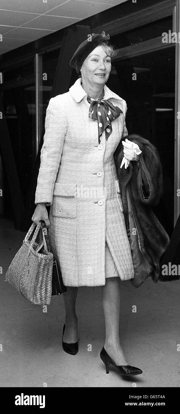 Actriz Verónica Lake, 48 años, a su llegada al aeropuerto de Heathrow. La  bomba blonde becamse conocida como la muchacha de Peekaboo debido a su  peinado que cascada sobre un ojo Fotografía