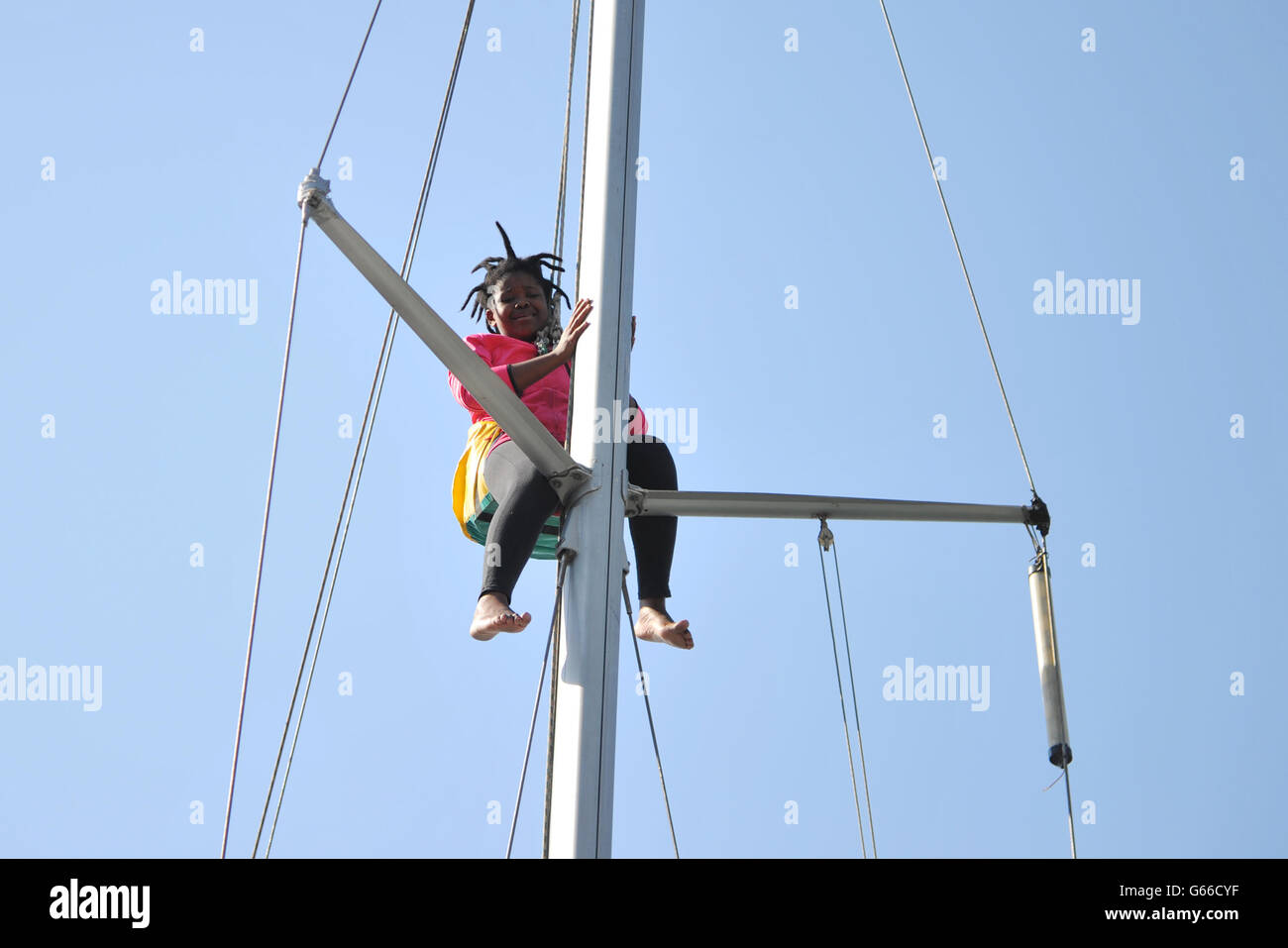 Los niños locales trabajan en los barcos con el proyecto Sapinda