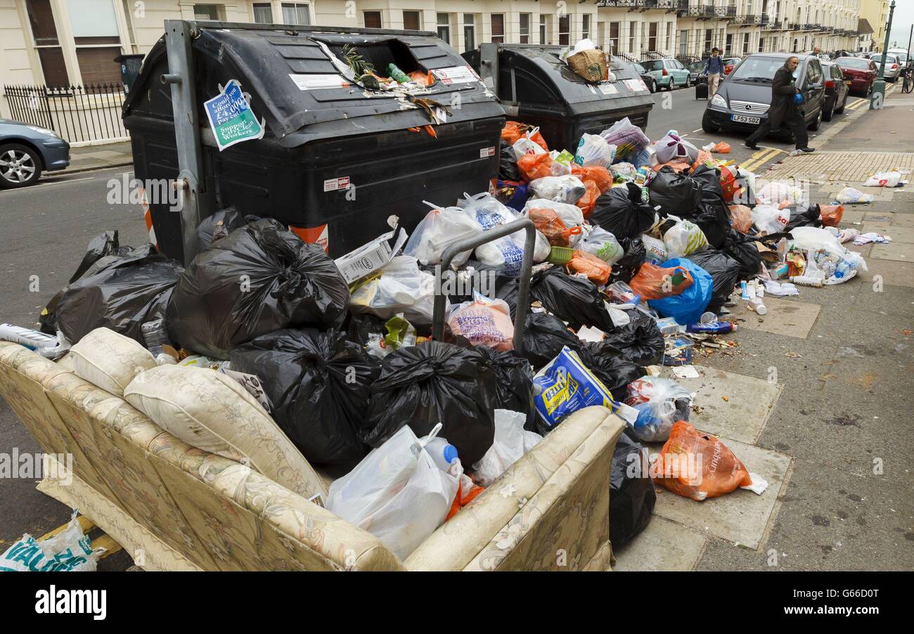 La basura se amontonó en Brighton, East Sussex, donde los recolectores de basura han estado en huelga esta semana. Foto de stock