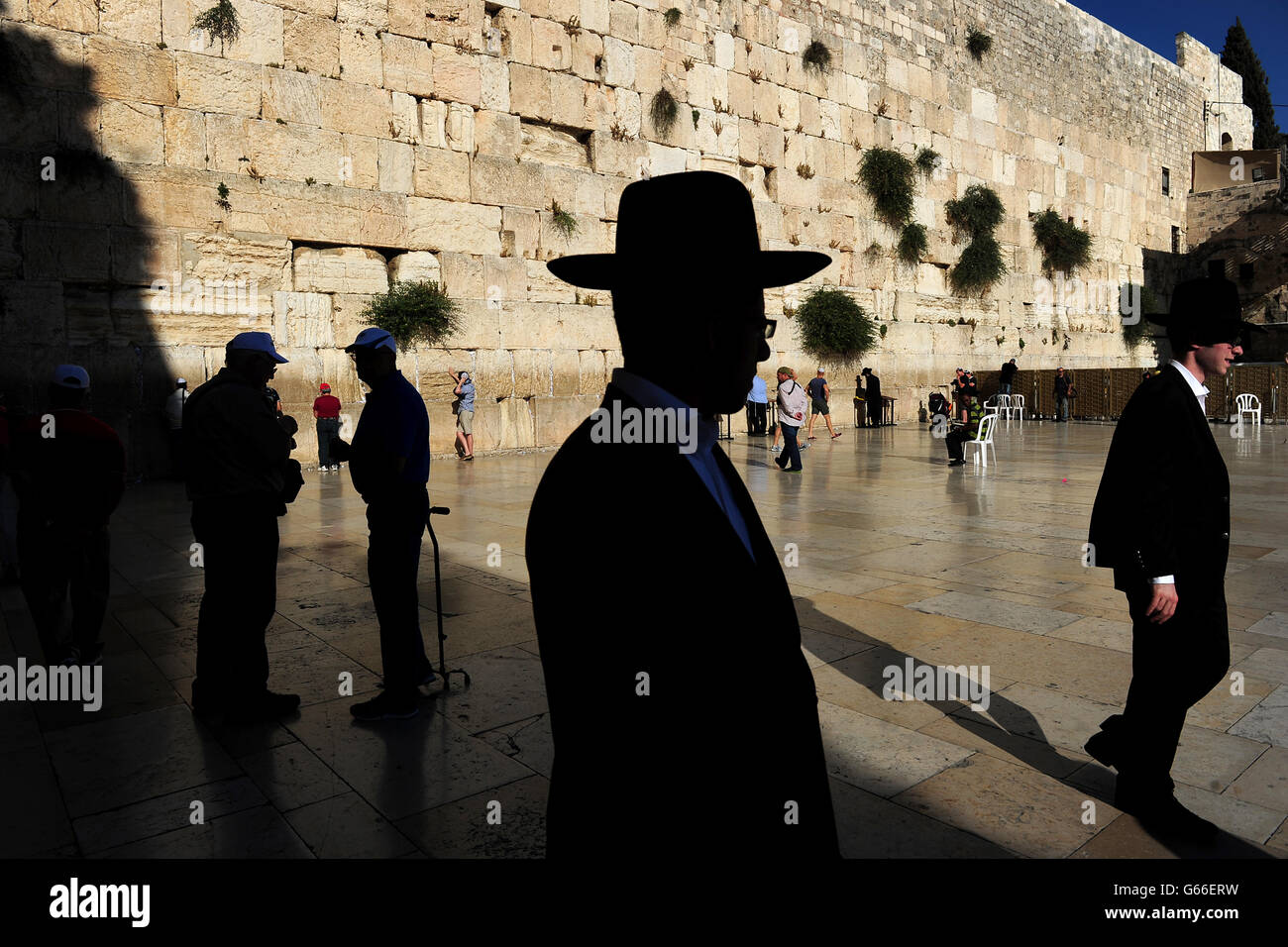 Los judíos ortodoxos oran en el Muro Occidental de Jerusalén. El santuario más importante para el pueblo judío Foto de stock