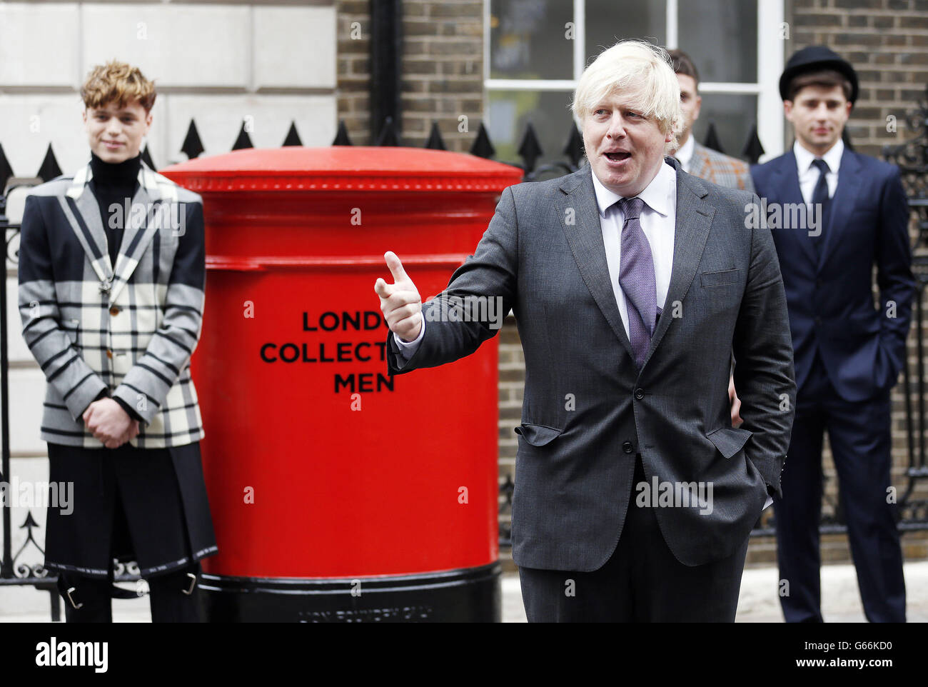 El alcalde de Londres, Boris Johnson se une a modelos masculinos con británicos icónicos que celebran la historia y el patrimonio de la ropa de hombre británica en la colección de