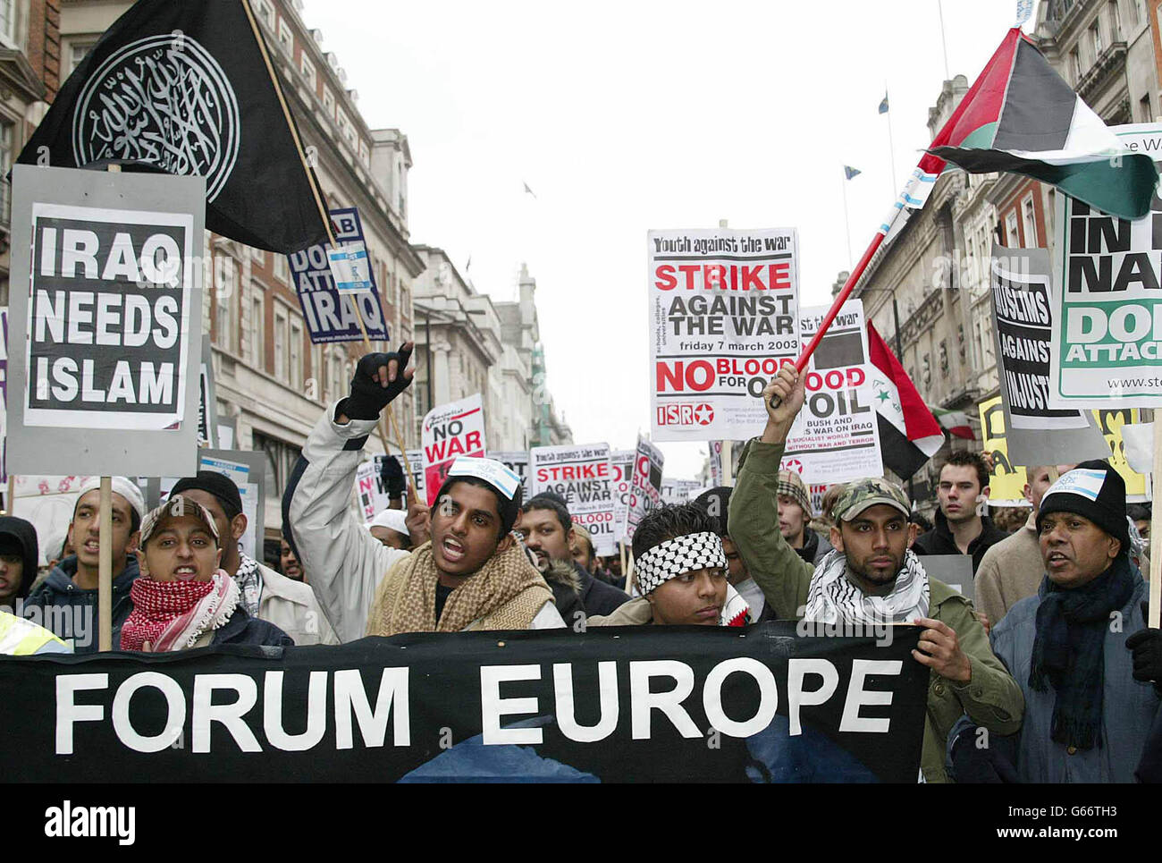 Manifestantes antibélicos durante su marcha en el centro de Londres, pidiendo el fin de cualquier acción militar propuesta contra Irak. Foto de stock