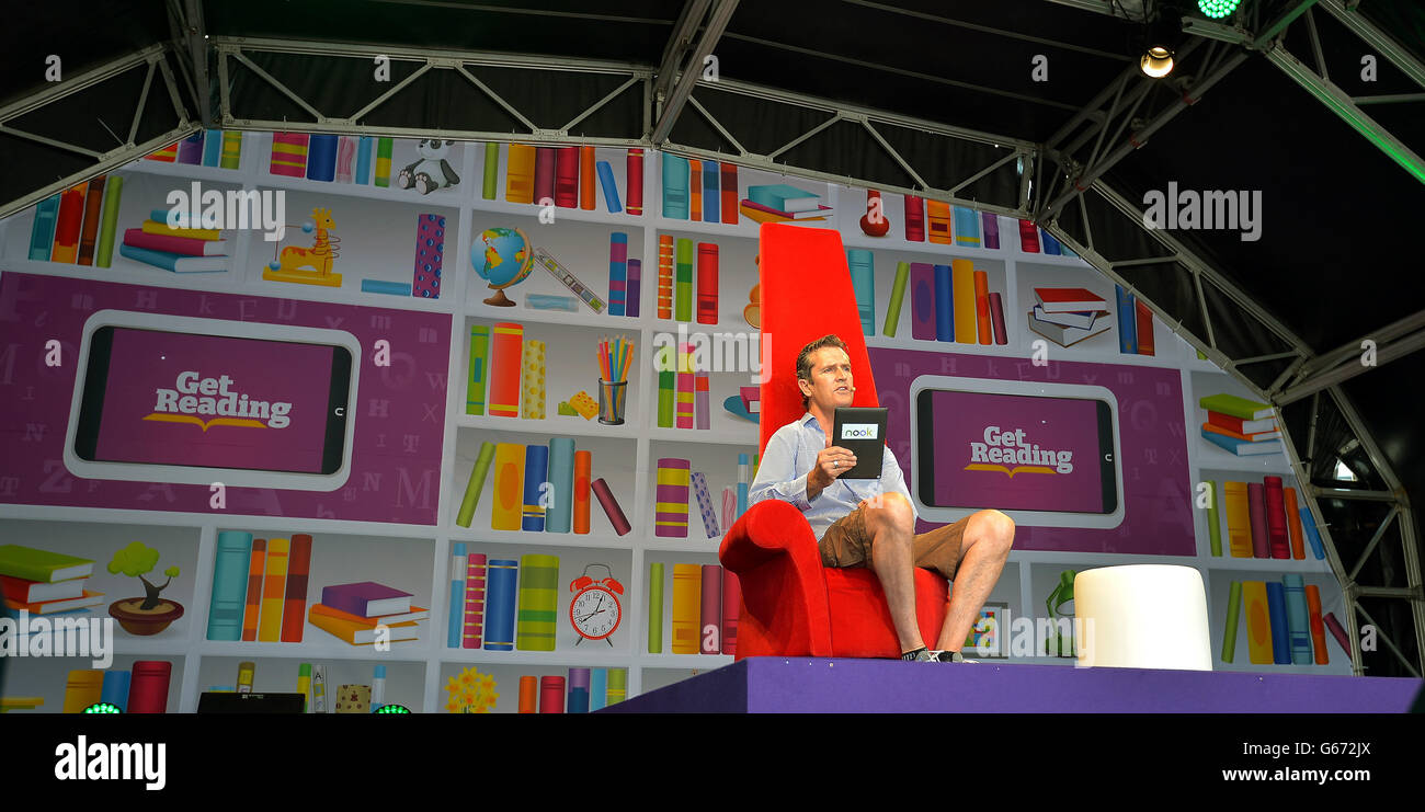 El actor británico Rupert Everett lee de un libro de Oscar Wilde, en el escenario del Festival Get Reading en Trafalgar Square, en el centro de Londres, que tiene como objetivo animar a las personas de todas las edades a leer más. Foto de stock
