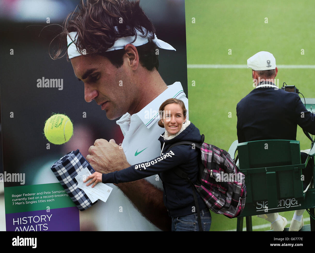Adriana Canapa, de México, abraza un cartel de Roger Federer mientras  espera en la cola durante el tercer día de los campeonatos de Wimbledon en  el All England Lawn Tennis and Croquet