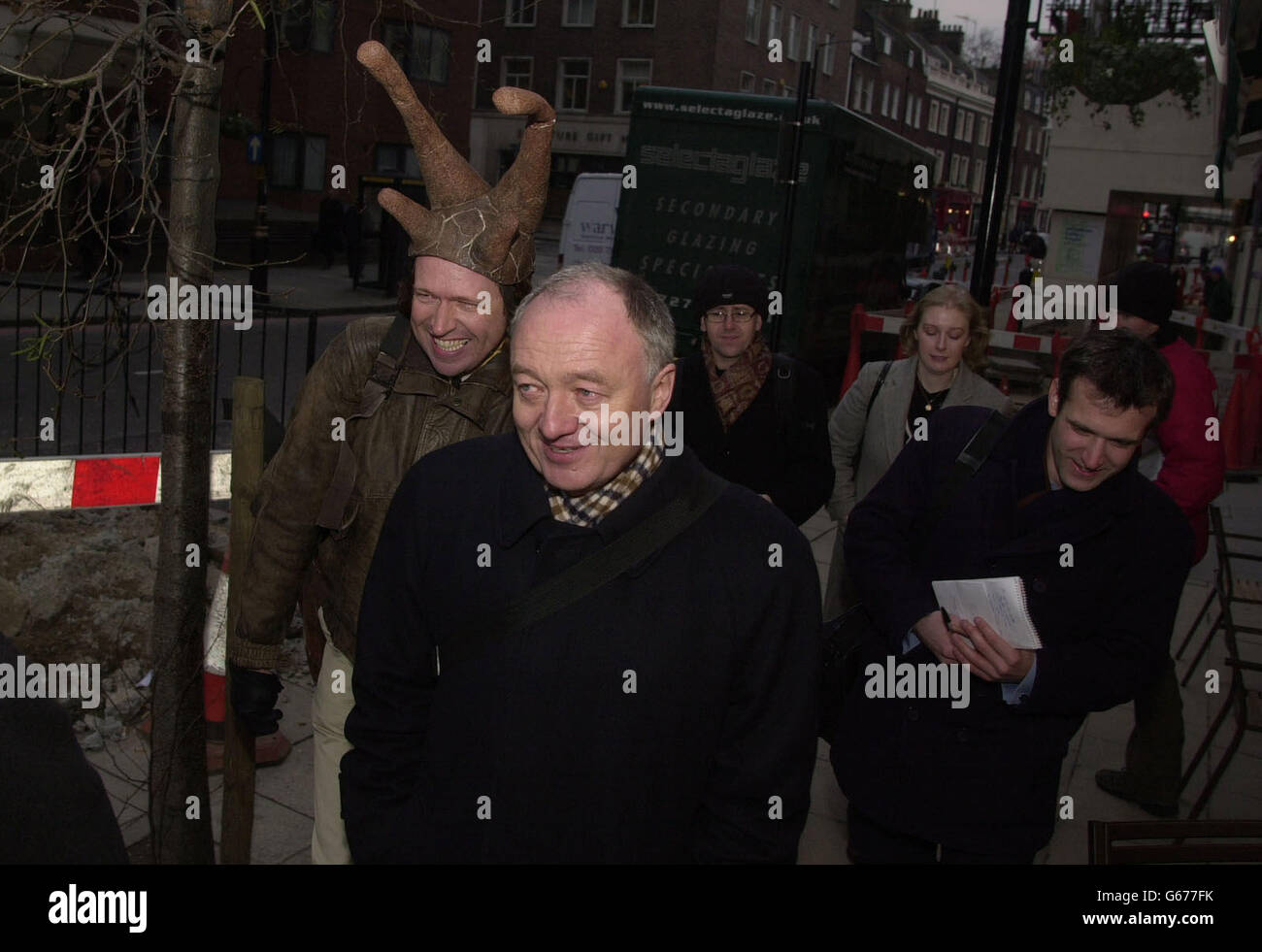 El alcalde de Londres Ken Livingstone deja el nuevo centro de control de tráfico para Londres, seguido por un reportero de Sun vestido como caracol la primera mañana del plan de cargos por congestión para Londres. El Centro de Control de tráfico de Londres (LTCC) reúne por primera vez a expertos en tráfico de Transporte para Londres y la Policía Metropolitana. Compartirán el nuevo centro utilizando la última tecnología para monitorear la red de carreteras principales de la capital y para manejar el tráfico. A partir de hoy los conductores que utilizan una zona cuadrada de ocho millas de la capital entre 0700 y 1830 de lunes a viernes tienen que pagar un cargo de 5. Foto de stock