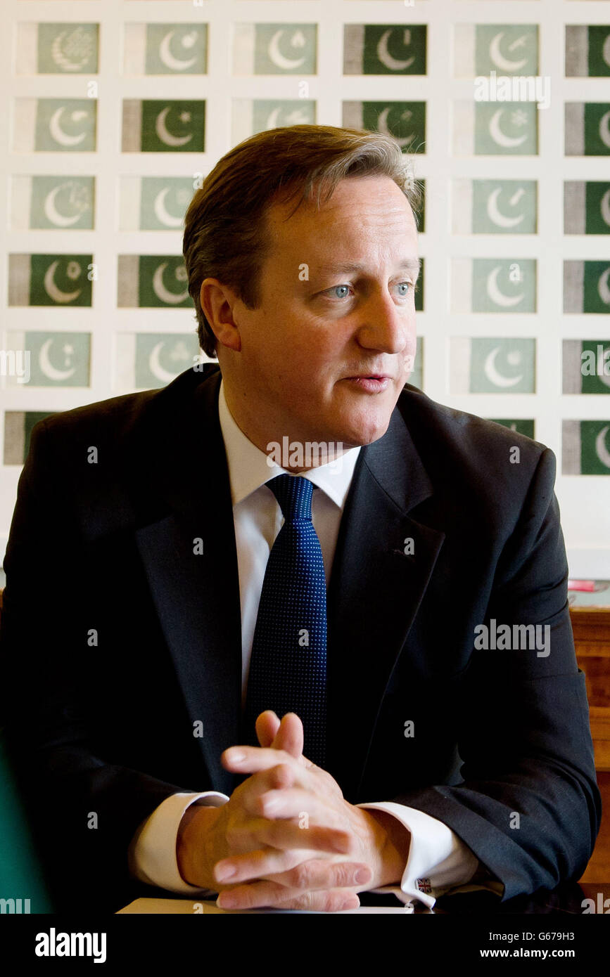 El primer ministro británico, David Cameron, habla con los líderes empresariales durante una reunión en Islamabad, Pakistán. Foto de stock