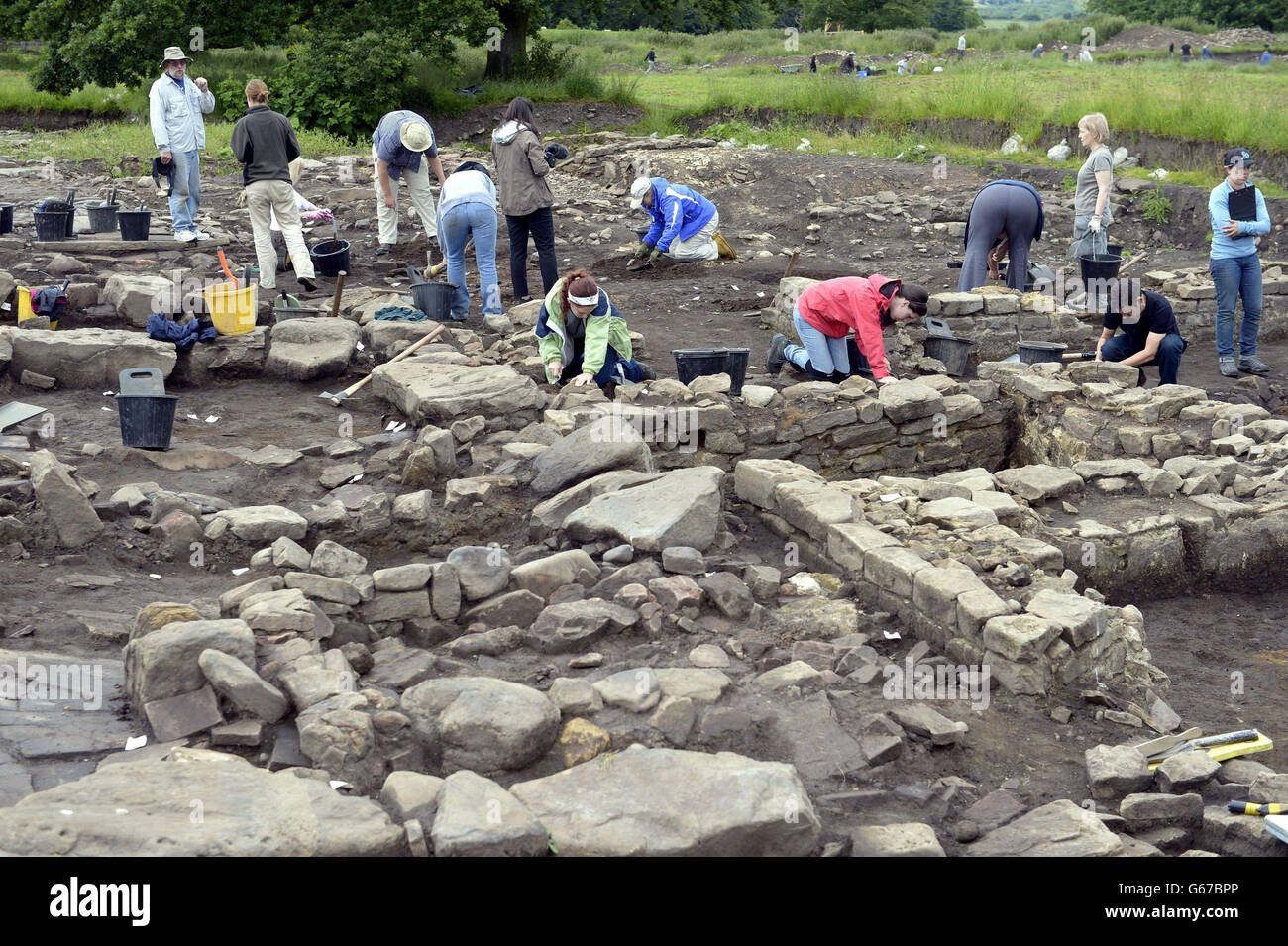 Los estudiantes excavan en el sitio de Binchester Roman Fort, cerca de Bishop Auckland en el condado de Durham, donde una cabeza de piedra tallada de 1,800 años de edad de un posible dios romano georgiano ha sido descubierto enterrado en un antiguo basurero. Foto de stock