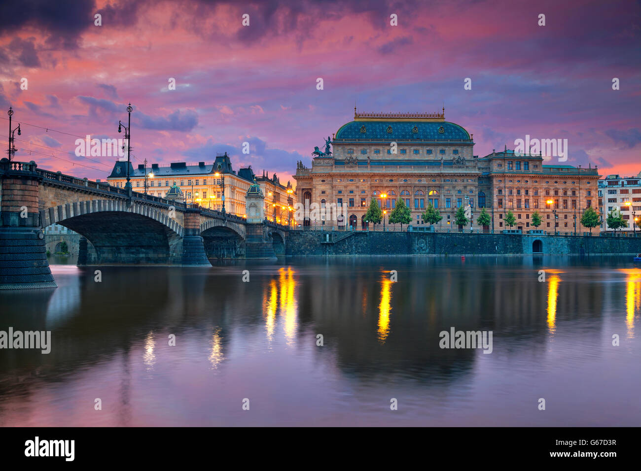 Praga Praga. Imagen de Riverside con el reflejo de la ciudad en el río Vltava y el teatro nacional. Foto de stock
