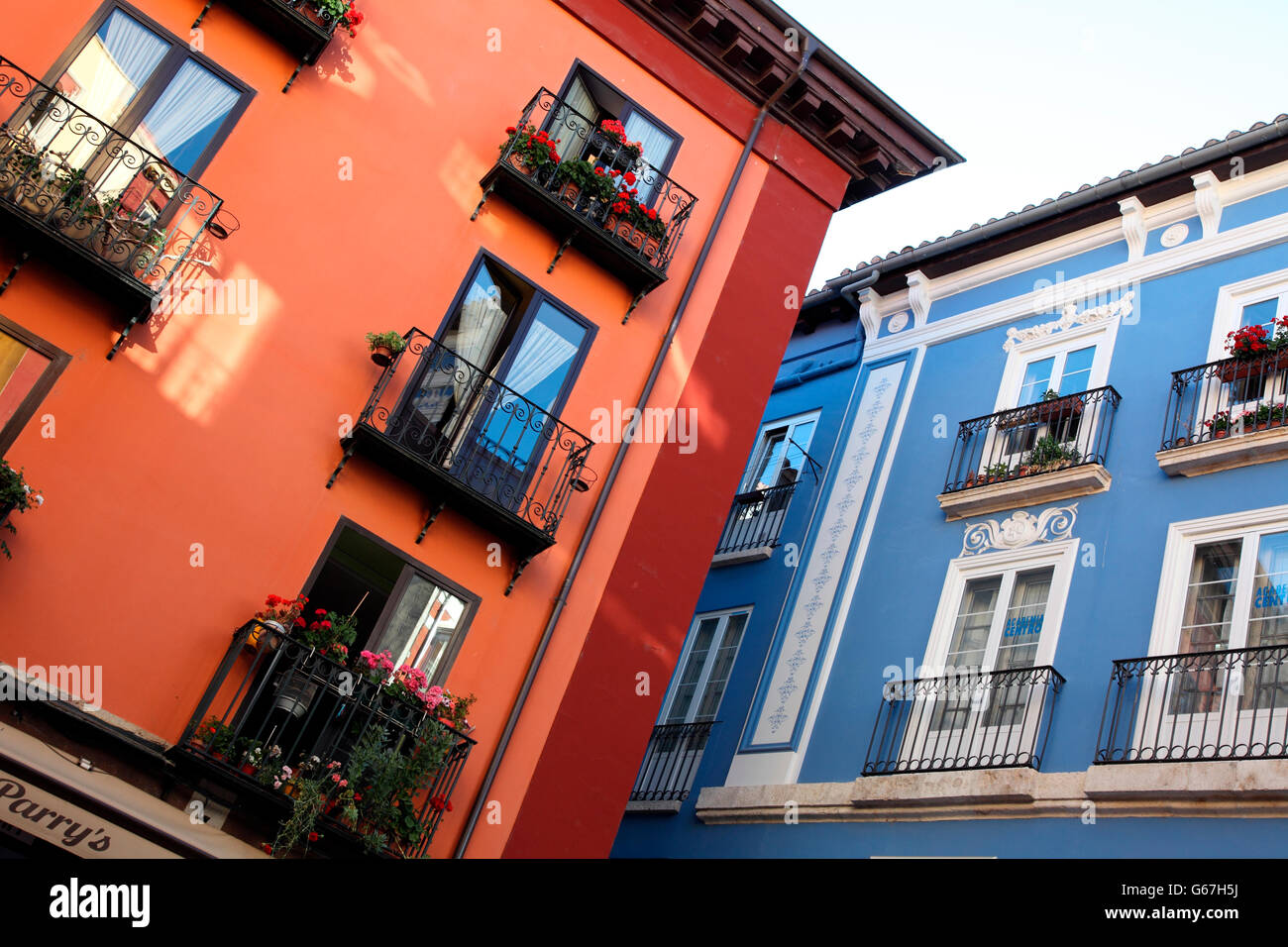 Coloridas fachadas en Burgos Foto de stock