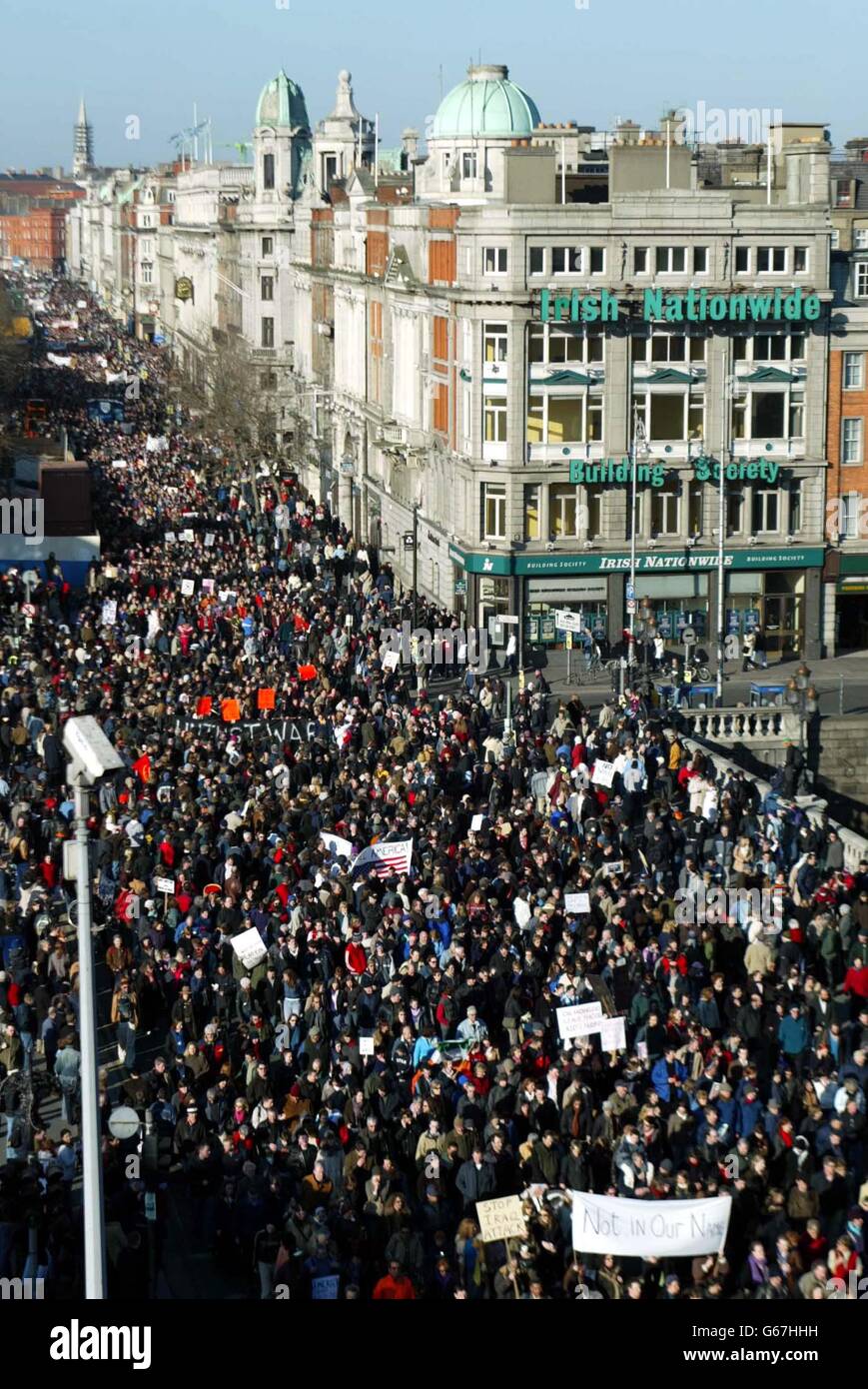 Manifestantes contra la guerra que cruzan el puente o'Connell, Dublín, República de Irlanda, durante una manifestación contra la guerra, que llevó a más de 20,000 personas a las calles. Foto PA. Foto de stock