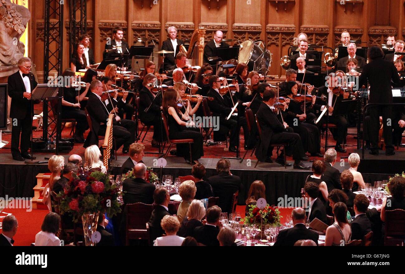 La Orquesta Filarmónica de Londres interpretando la Guía para jóvenes de  Britten a la Orquesta con John Suchet narrando de la Galería de los  Minstrels en el Gran Salón medieval en el