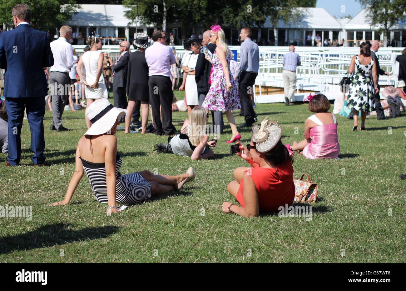 Carreras de caballos 2013 - 2013 Piper-Heidsieck Festival de julio - Boylesports Ladies Day - Hipódromo de Newmarket. Las damas toman fotografías unas de otras durante el Boylesport Ladies Day del Festival de Julio Piper-Heidsieck en el hipódromo de Newmarket, Newmarket. Foto de stock