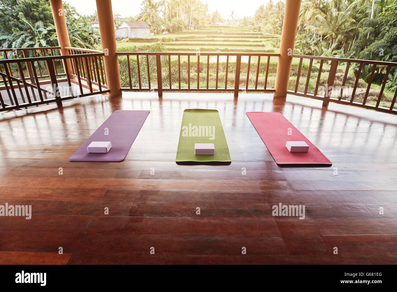 Yoga Studio vacía con coloridos mat yoga y ladrillo. Foto de stock