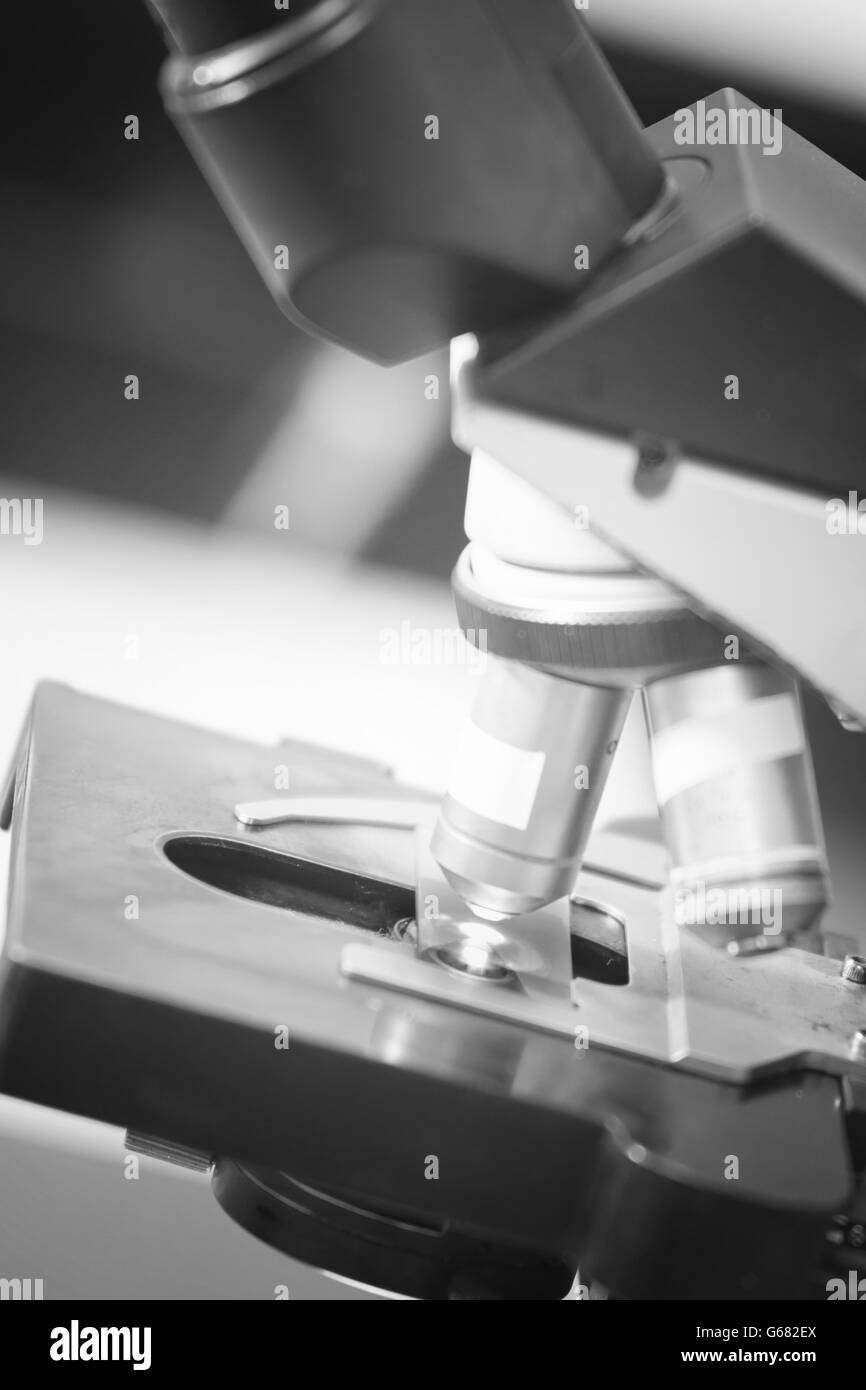 Microscopio de ojo para el diagnóstico de la enfermedad en el laboratorio del hospital Foto de stock