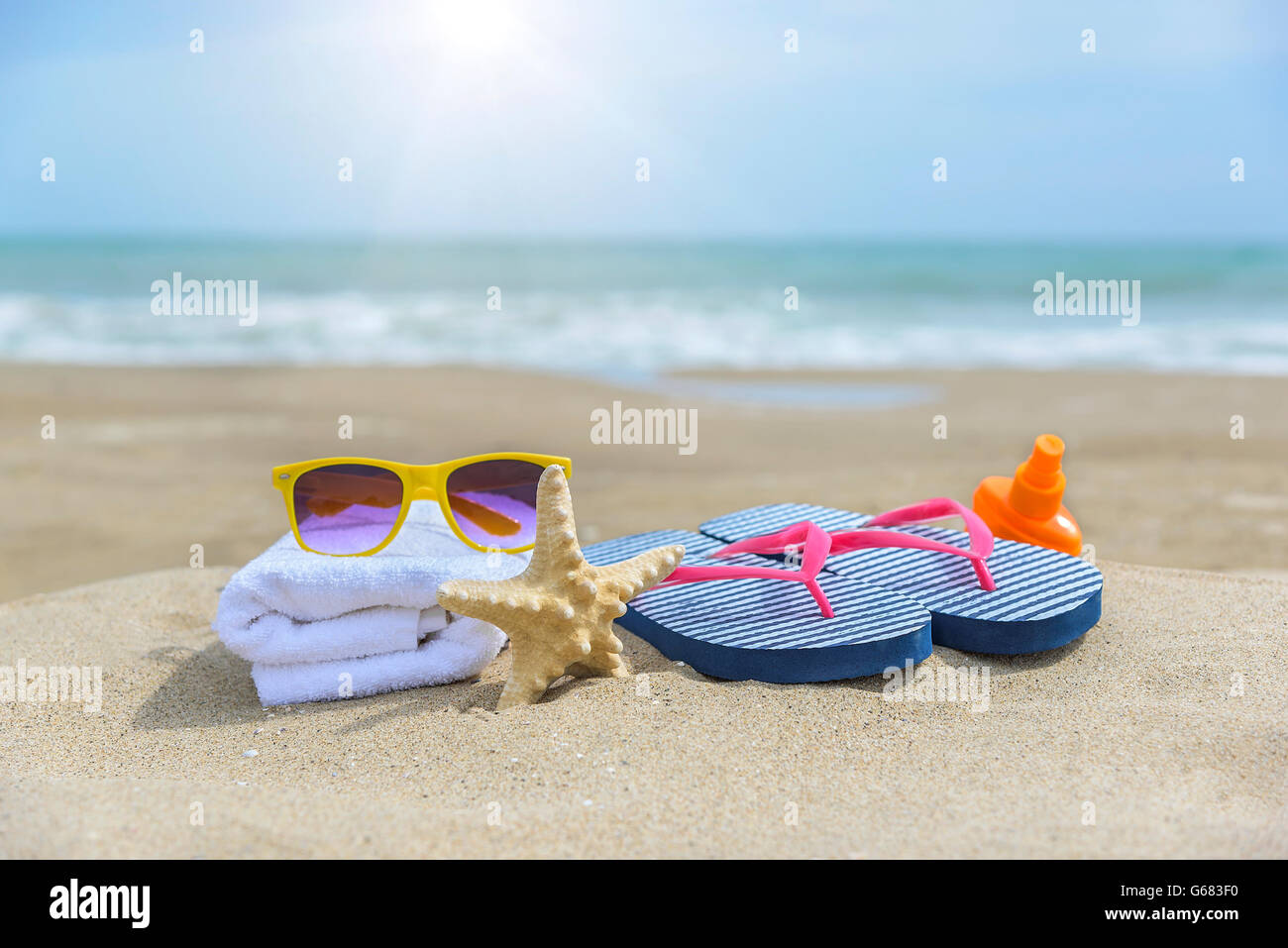 Flip-flops y conchas en la playa. Todavía la vida de verano. Foto de stock