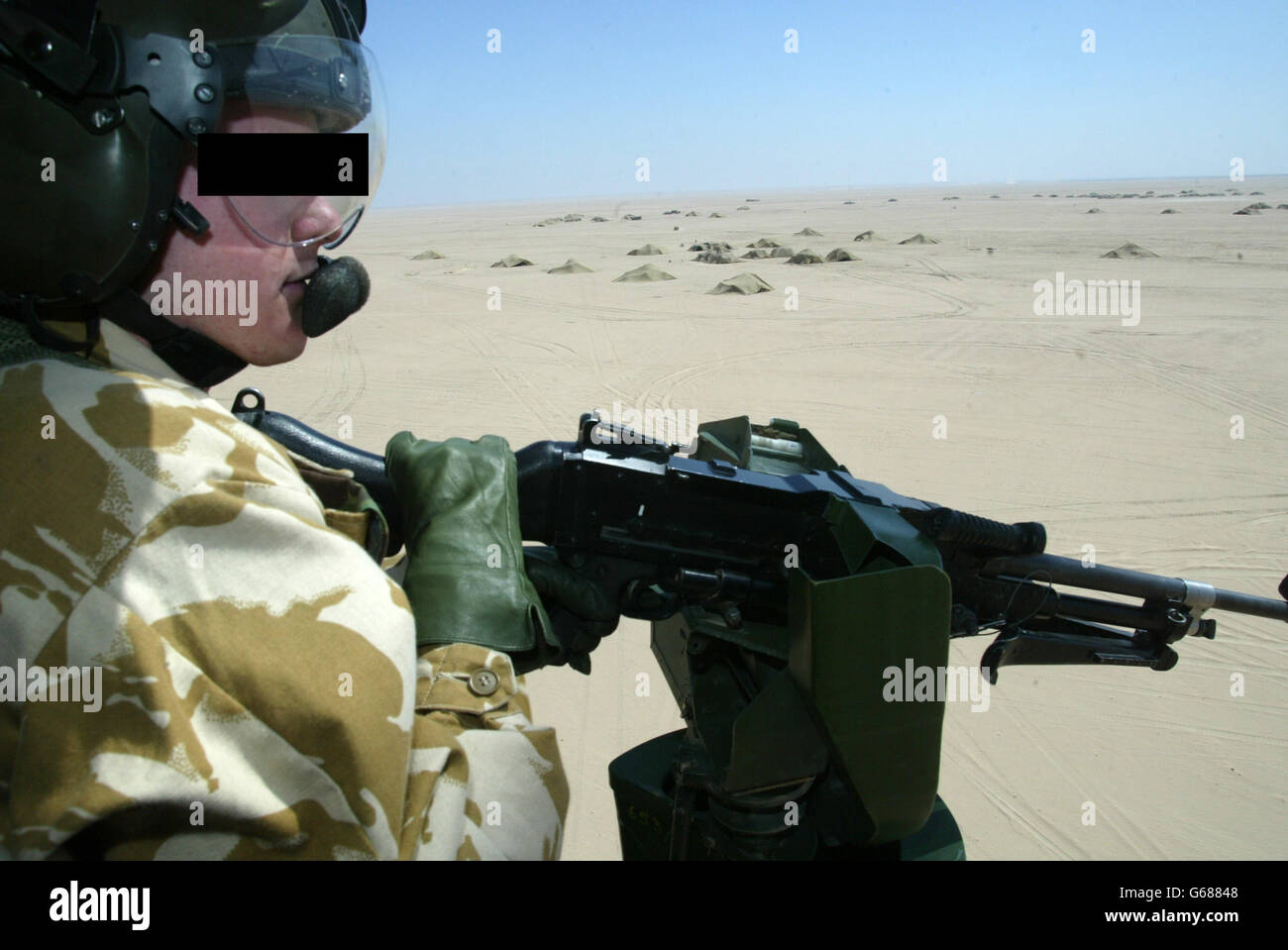 Pistolero de puerta del Cuerpo de Asalto Aéreo Regimiento de 3rd, Brigada de Asalto Aéreo de 16, a bordo de un helicóptero Lynx Squadron de 653 sobre Camp Eagle, Kuwait. Foto de stock