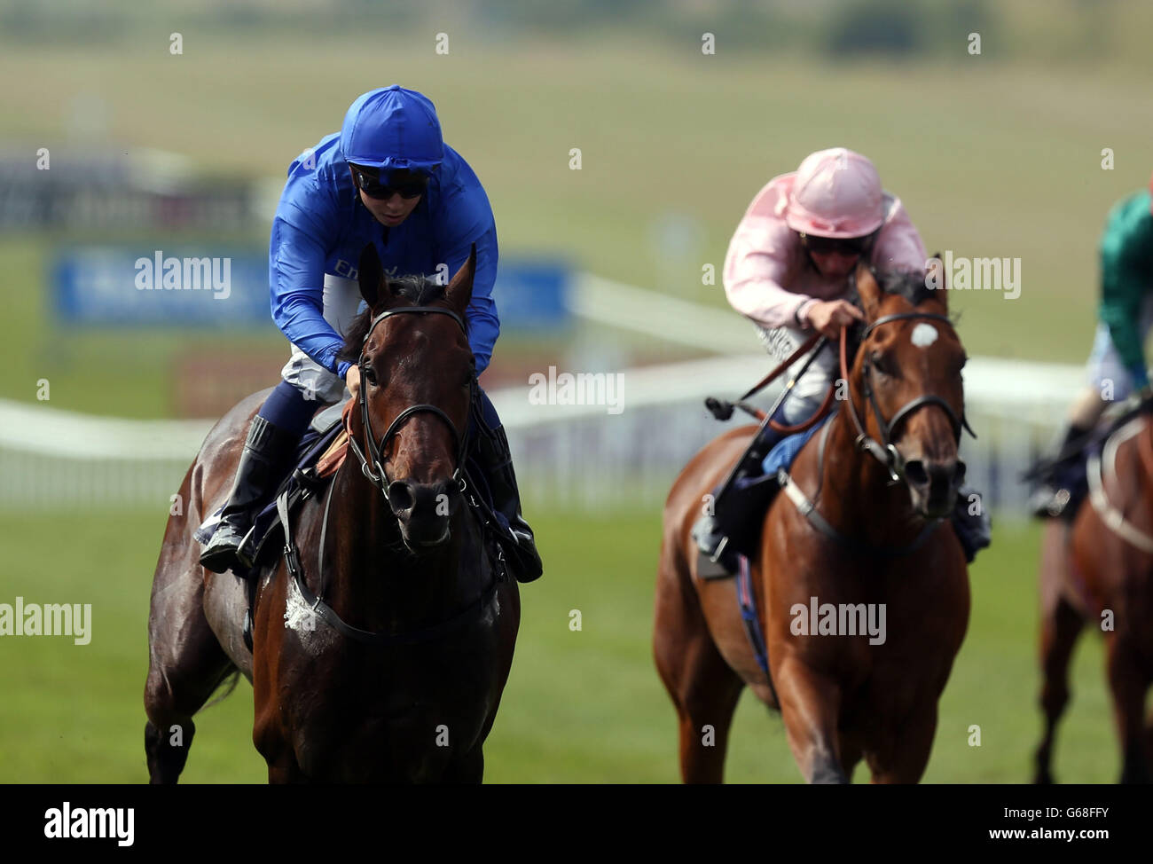 Urban Dance Montado por Mickael Barzalona (izquierda) gana el Celebrating Newmarket - Historic Home of Horse Racing Maiden Stakes durante el Día de los Caballeros de Abu Dhabi del Festival de Julio Piper-Heidsieck en el hipódromo de Newmarket, Newmarket. Foto de stock