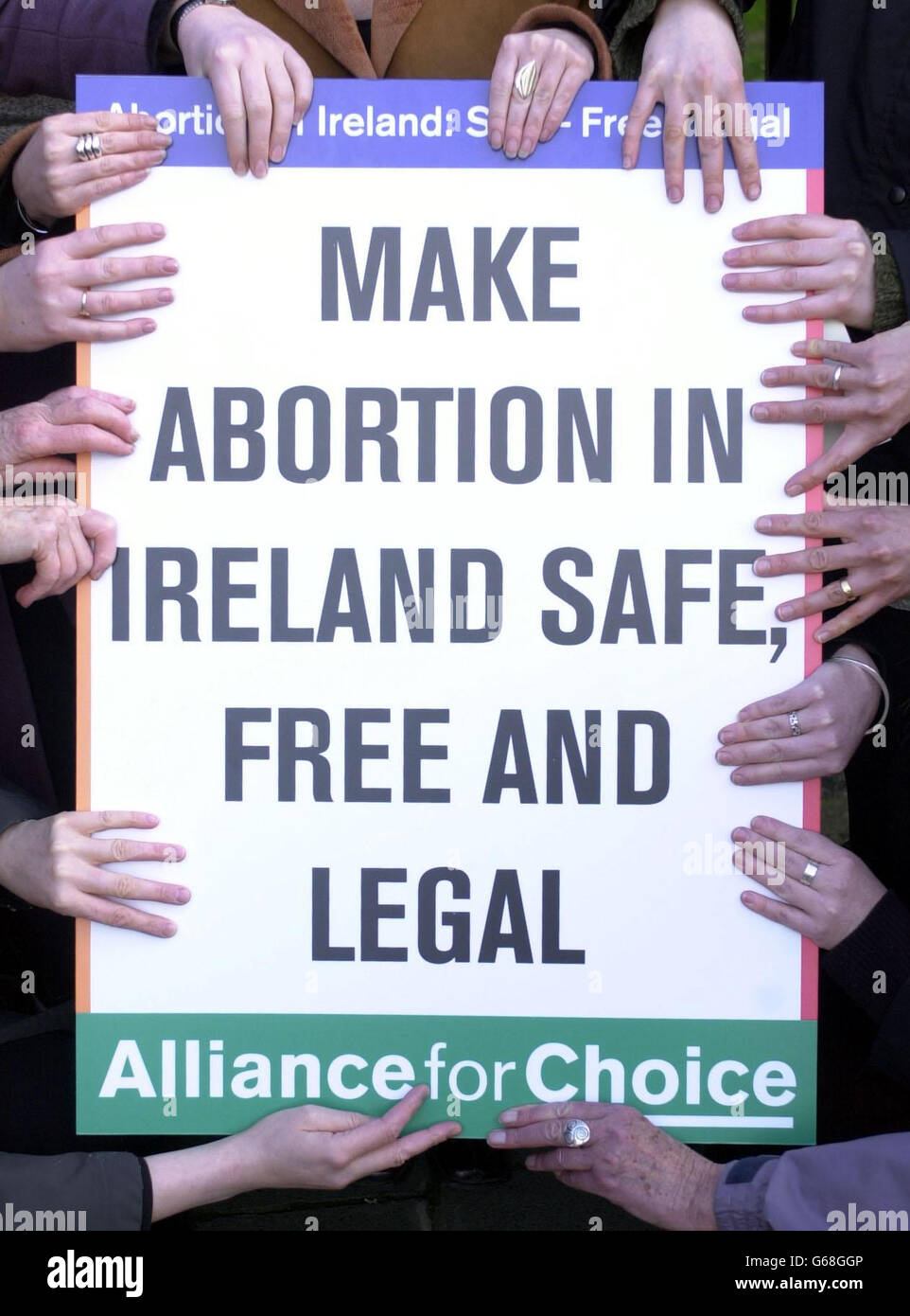 Miembros de la Alianza para la Elección protestando fuera de los edificios del Gobierno irlandés por un aborto seguro, libre y legal disponible en Irlanda. Unas 7000 mujeres irlandesas viajan al extranjero para abortar y la Alianza quiere que el gobierno reconozca sus necesidades. Foto de stock