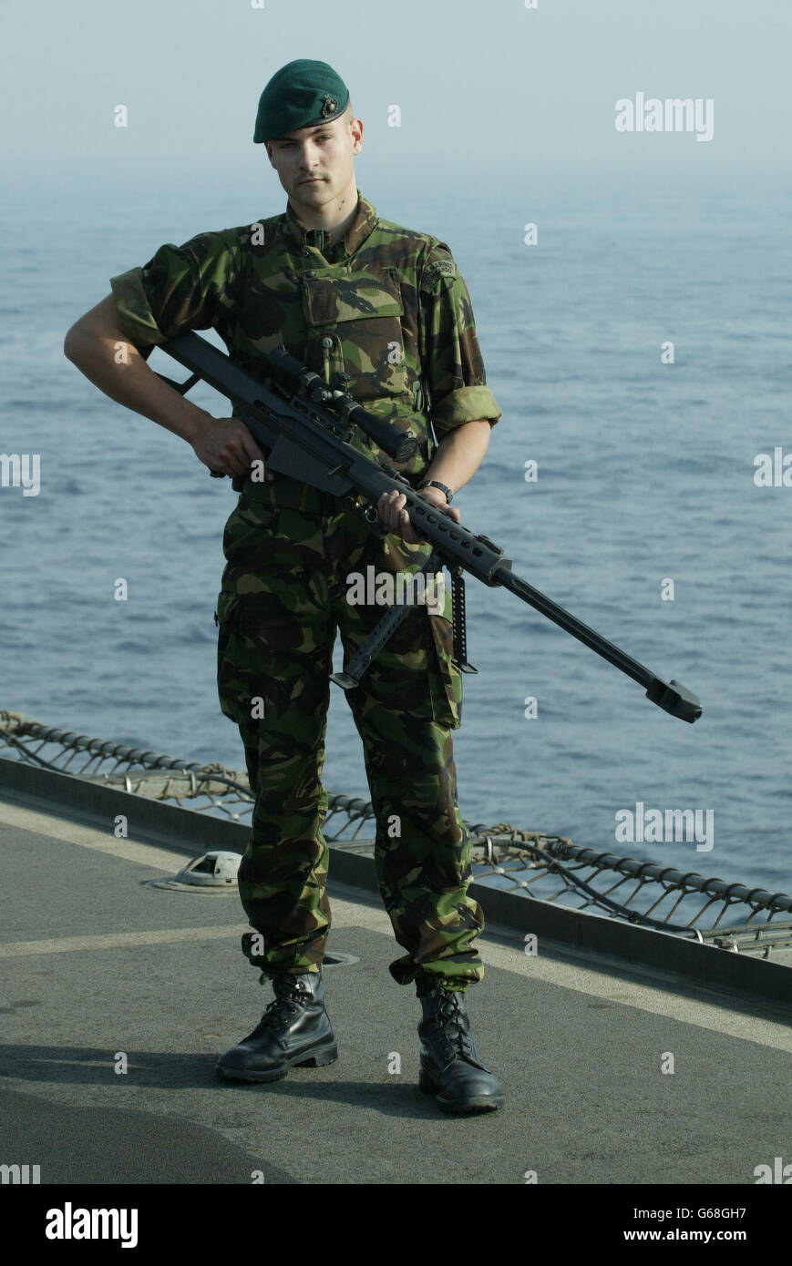 Stuart Pearson, de 19 años, el recluta más reciente de los Royal Marines está en la cubierta del HMS Ocean mientras viaja por el Golfo Pérsico. Foto de stock