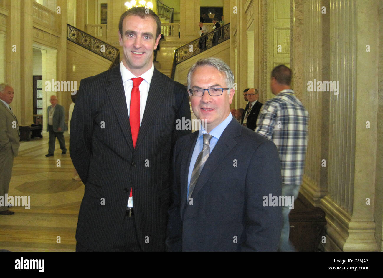 MLA del SDLP Mark H Durkan (izquierda) con el Ministro de Medio Ambiente saliente del partido, Alex Atwood. Foto de stock