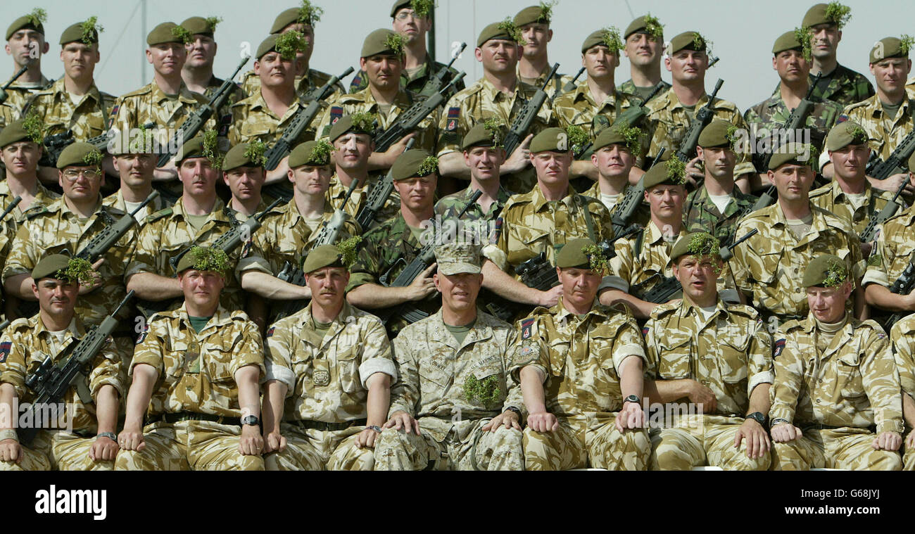 Al mando del General Conway 1 Marine Expedition Force (c) se posa con los guardias irlandeses, en el desfile del día de San Patricio en el desierto kuwaití. Foto por Dan Chung, The Guardian, MOD Pool Foto de stock