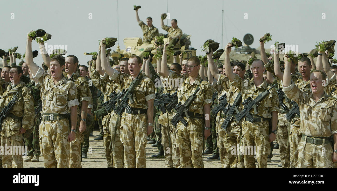 Los guardias irlandeses dan 3 saludos en el desfile del día de San Patricio en el desierto de Kuwait. Foto de Dan Chung, The Guardian, MOD Pool Foto de stock