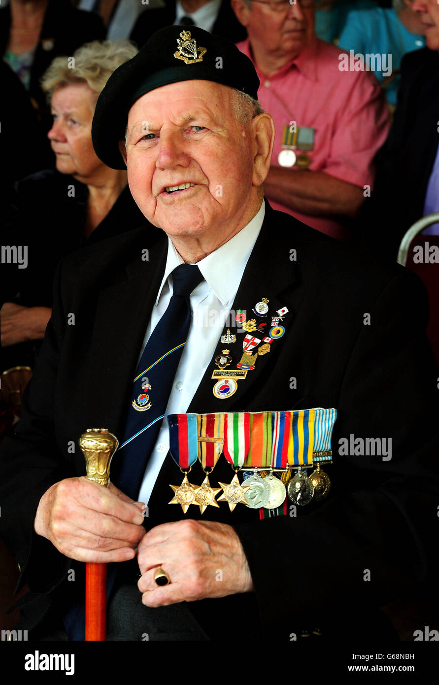 Syd Woodvine, de 91 años, un veterano de guerra coreano muestra sus decoraciones durante una ceremonia especial para conmemorar el 60th aniversario del conflicto en el County Hall de Leicester. Foto de stock
