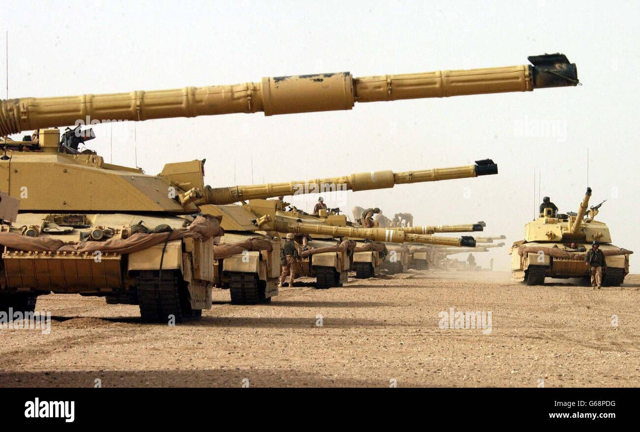 Todos alineados - tanques Challenger del Regimiento Real de Tanques - parte de la Brigada blindada de 7 durante la Guerra de Irak. Foto de stock