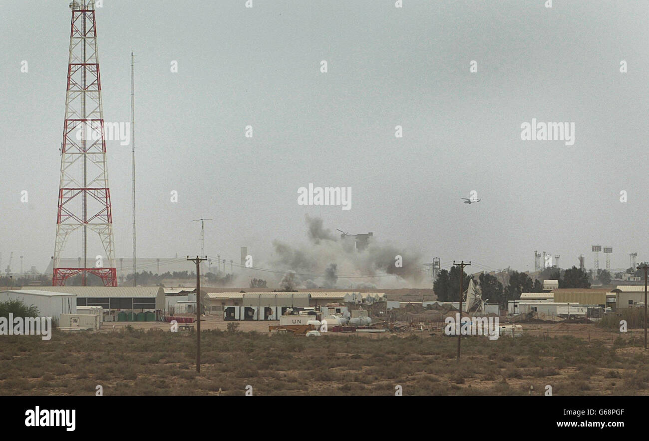 Los helicópteros DE ataque Cobra DE EE.UU. Bombardean el puerto iraquí de Umm Qasr al sur mientras los miembros de la Unidad Expedicionaria Marina (MEU) de EE.UU. 15 continúan luchando contra las fuerzas iraquíes en la ciudad. Foto de stock