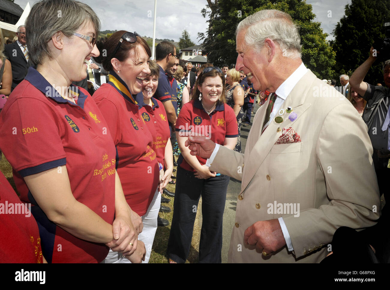 El Príncipe de Gales habla con Bethan Davies (segunda izquierda) en el Royal Welsh Show en Llanelwedd, Builth Wells. Foto de stock