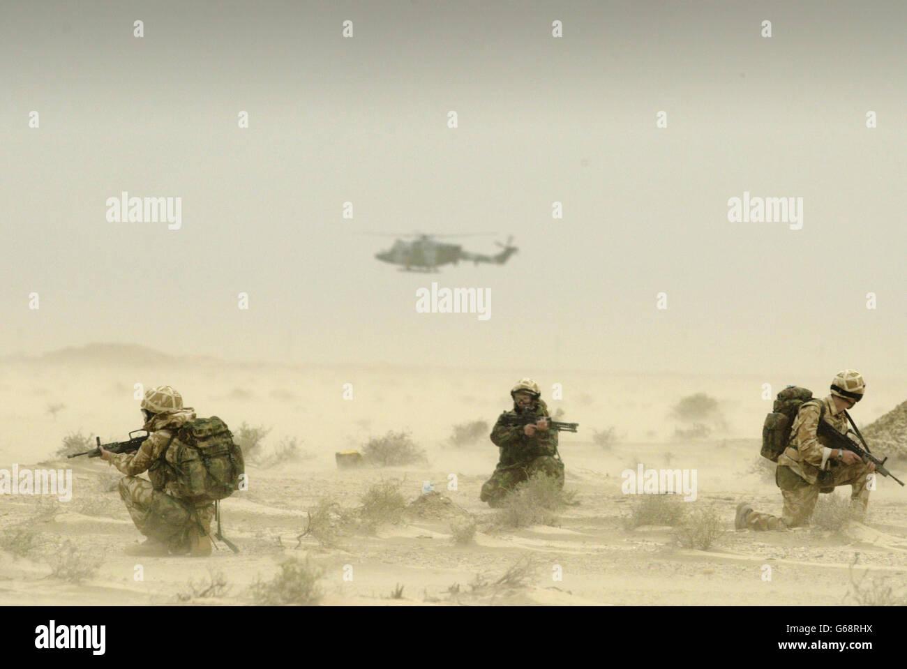 16 Brigada de Asalto aéreo - 3 cuerpo de Aire del Ejército, patrullan los desiertos alrededor de los campos de petróleo de Ramala del Norte en una tormenta de arena. Foto de stock