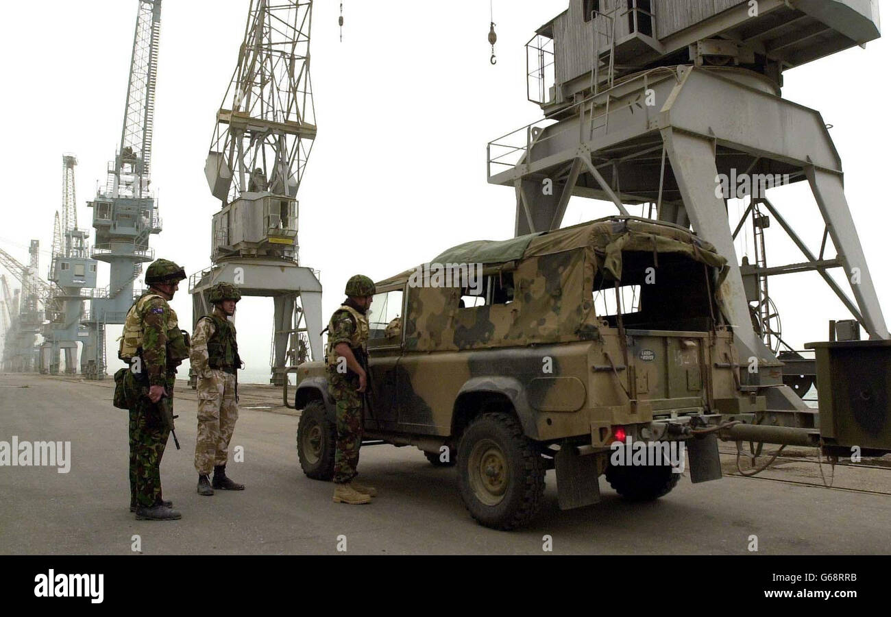 Personal de servicio británico en el puerto iraquí de Umm QSAR, que se utilizará como cabeza de puente para aportar ayuda humanitaria. Foto de stock