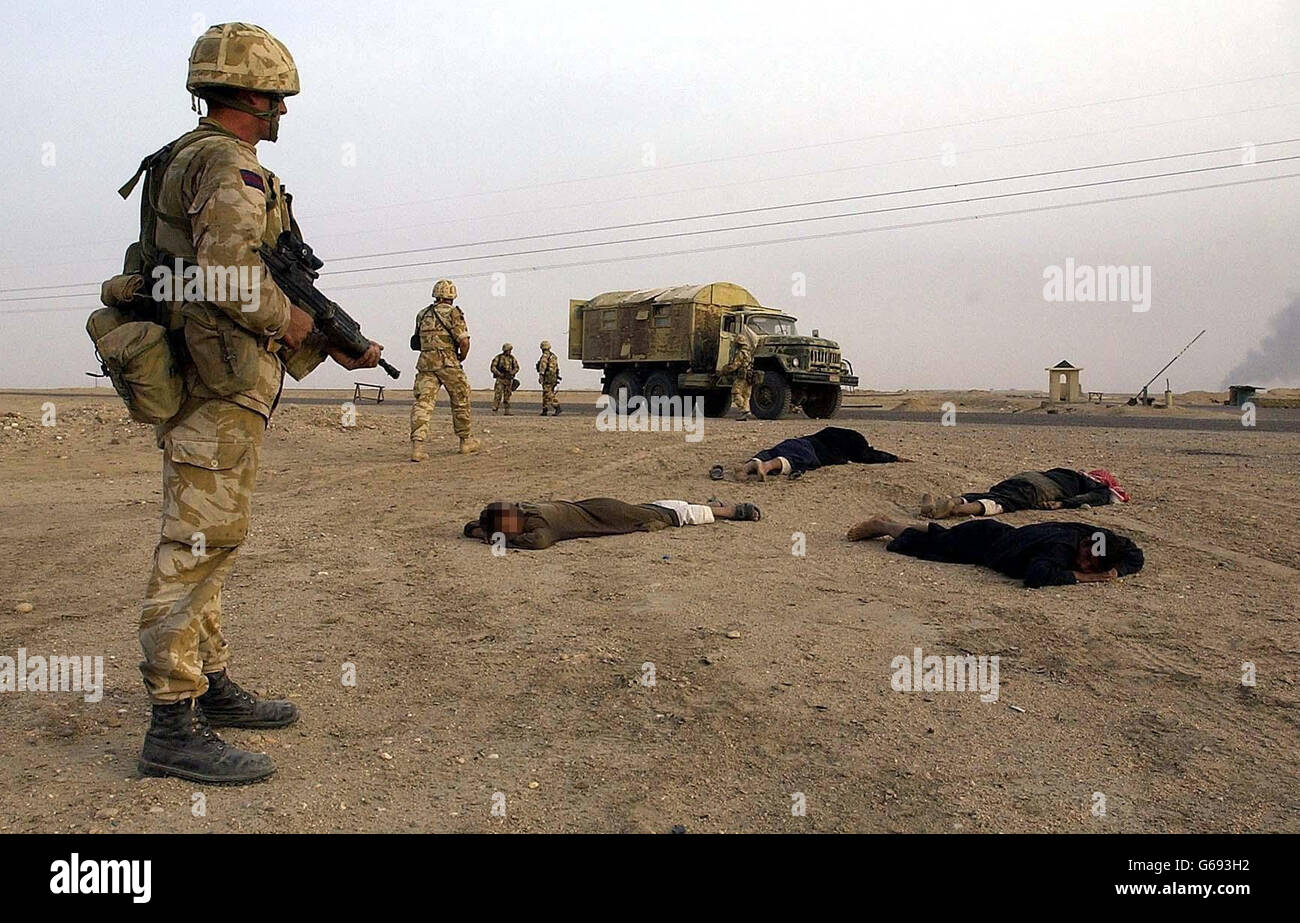 Los soldados de la Caballería de la Casa detienen a los soldados iraquíes sospechosos en un puesto de control en el sur de Irak. Foto de stock